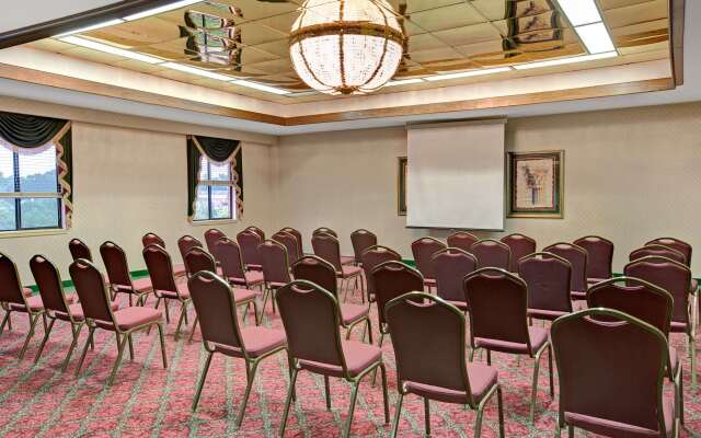 Days Inn & Suites by Wyndham Hickory