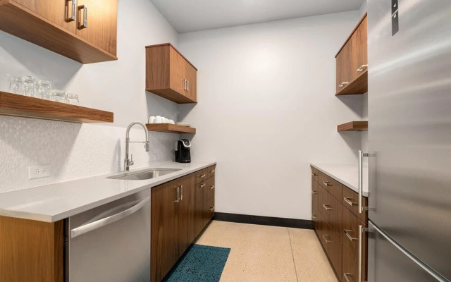 Relaxing in Paradise w Private Roof Top Deck!!