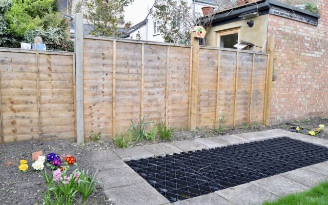 Spacious 3 Bedroom Family Home With Back Garden