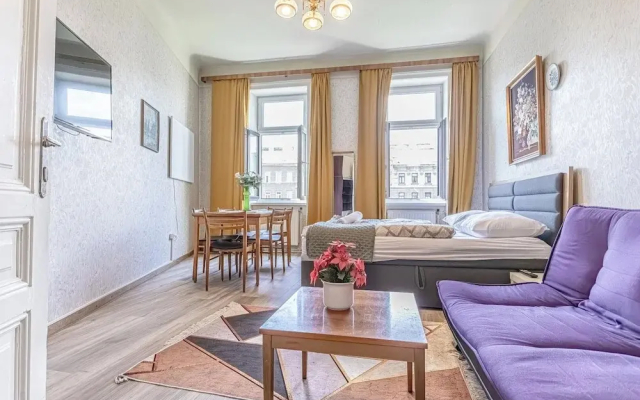 Stylish 2BR Apt Garden Modern Comforts