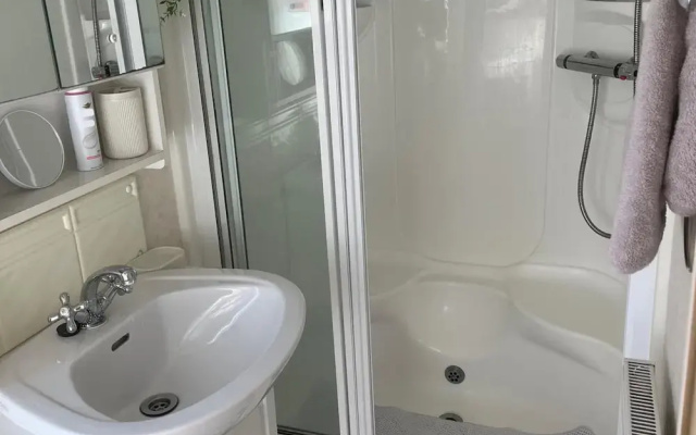 2 Bedroom Caravan - Sleeps 6 - Parking, Seaside