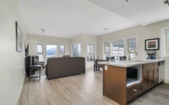 Rooftop Paradise Luxe 2BR  Lake Views