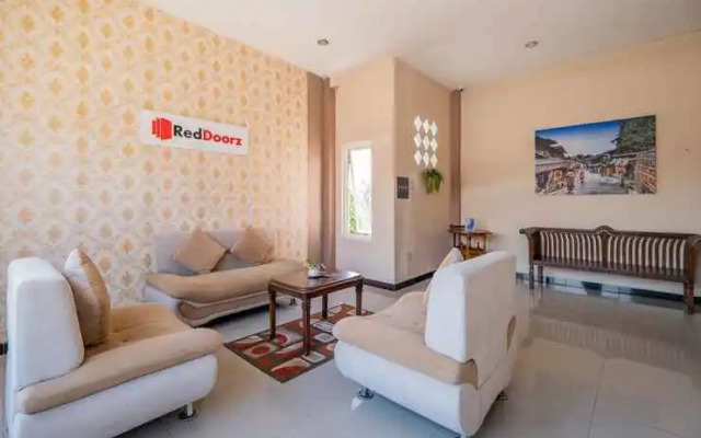 RedDoorz Syariah near Batu Night Spectacular