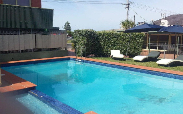 Shifting Sands Motel