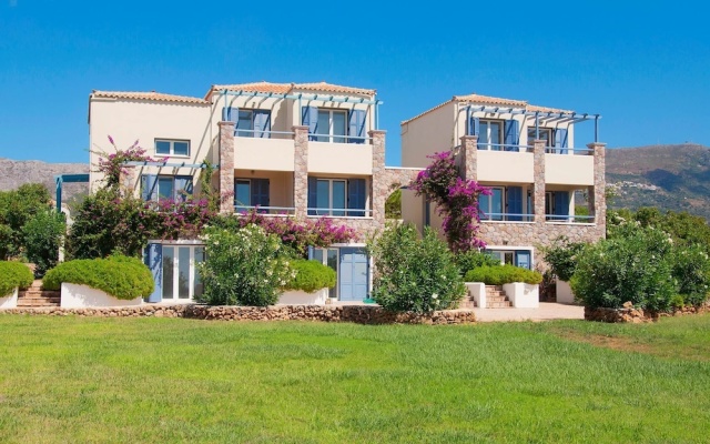 Wonderful Beach Front Villa Perfect for up to 6 People