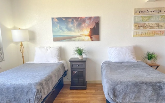 Bright Waikiki Studio Condo by RedAwning
