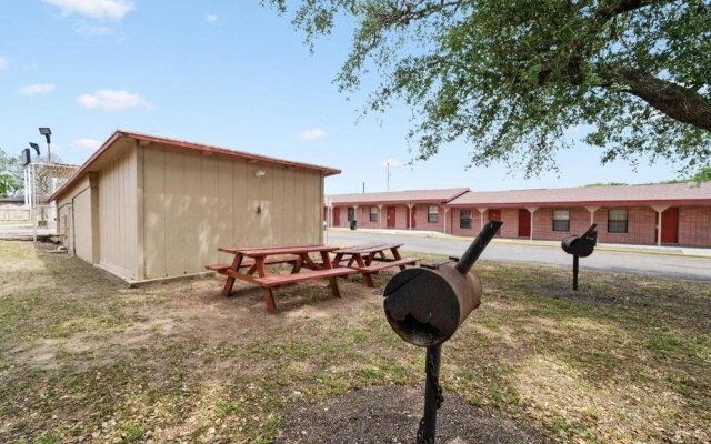 Capital O Hotel Beeville - US 181