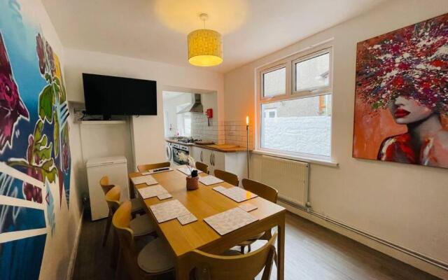 Modern 6 bedroom 5 min walk to beach & restaurants