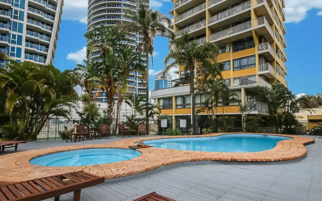 Bright 2 Bedroom Apartment in the Heart of Surfer's Paradise