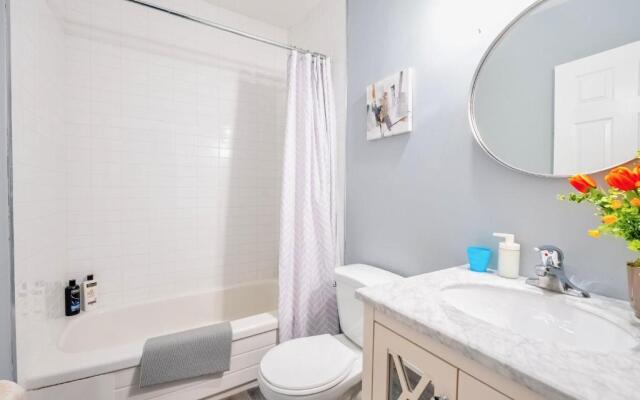 Charming 2BR Apartment - Downtown Hamilton