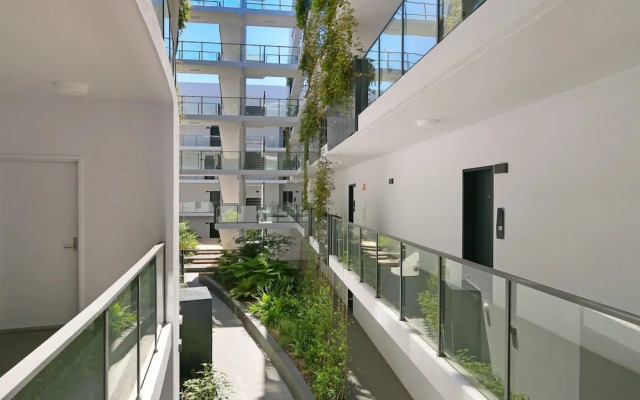 Large Modern 2 Bedroom Apartment near Lake Claremont