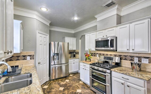 Spacious & Central Katy Retreat: 27 Mi to Houston!