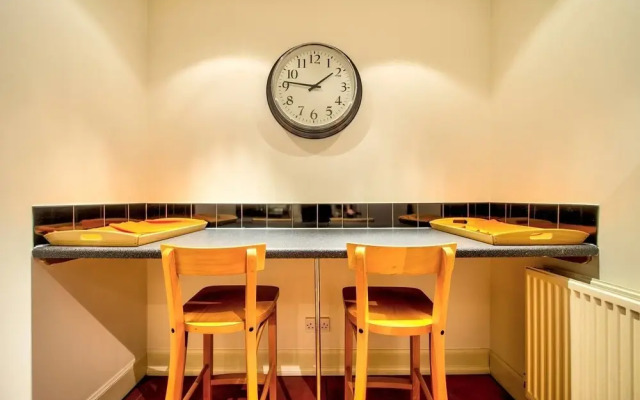 Quiet New Town Apartment