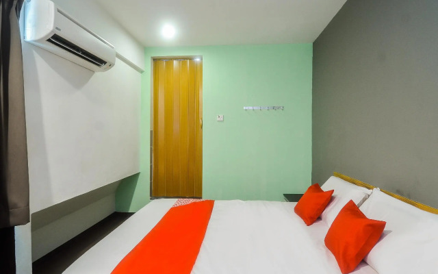 OYO 89465 Golden Lounge