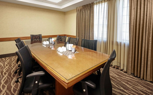 Howard Johnson Plaza Hotel by Wyndham Madison