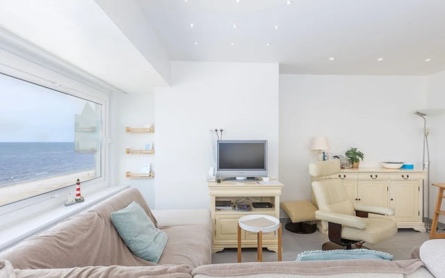 Bright Beachfront Apartment