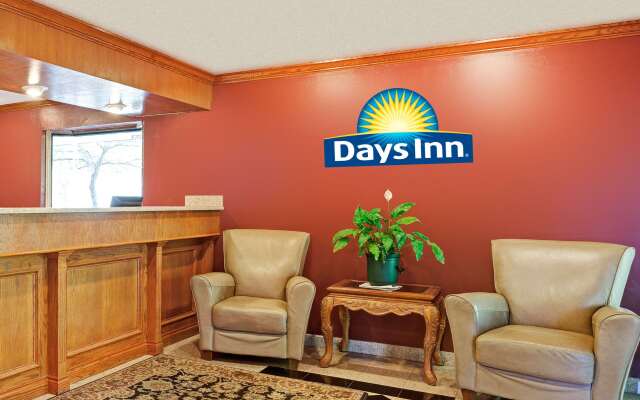 Days Inn & Suites by Wyndham Monroe