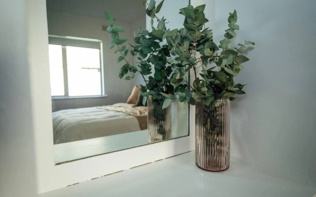 Sahara on Anzac-Close to Airport, city & beach!