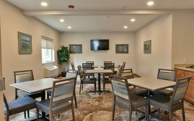 GrandStay Hotel & Suites