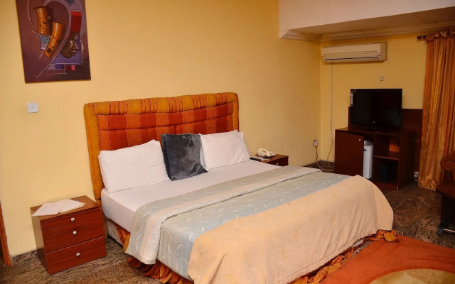 Yanna Lodge
