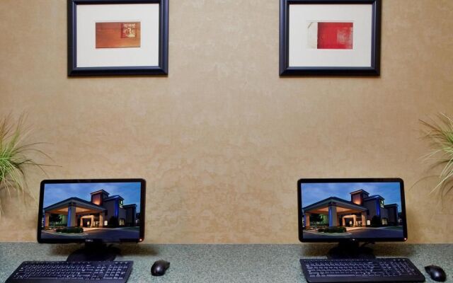 Days Inn & Suites South Boston