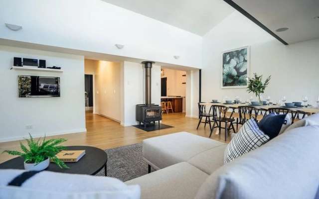 Santorini on Seaview-beachside Living - Sauna - Wifi