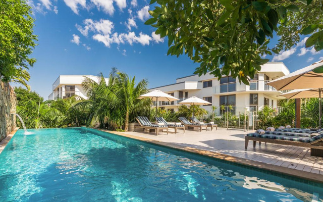 Bayview Beachfront Apartments, in town right on the beach