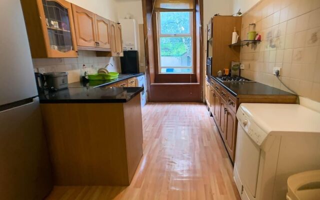 Large Glasgow South Family Home - Free Parking