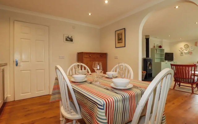 6 Trelawney Court