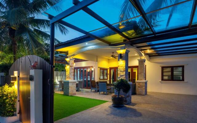 Spacious 3 bedroom villa with private pool and jacuzzi