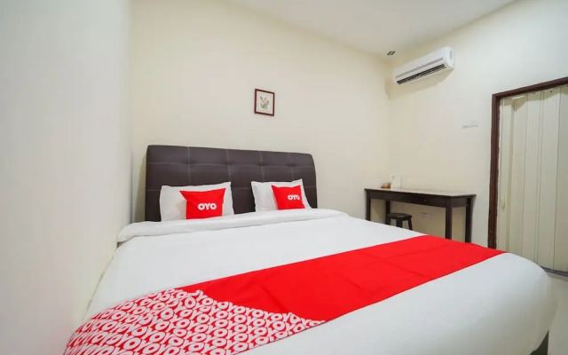 OYO 90011 MN Ferringhi Inn