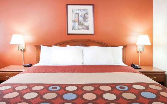 Super 8 by Wyndham White Hall