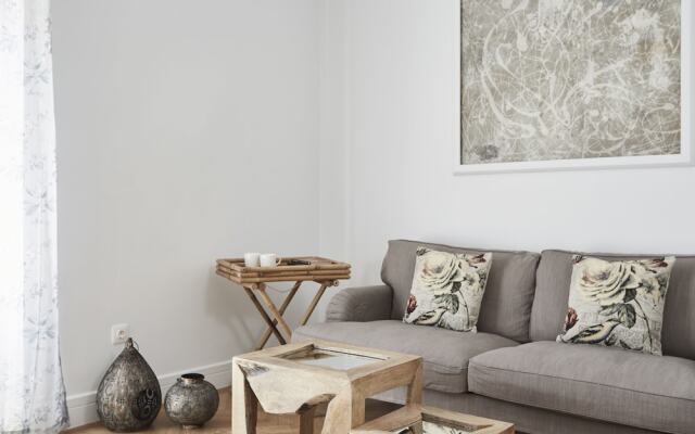 Luxury n Chic Athens Museum Apt