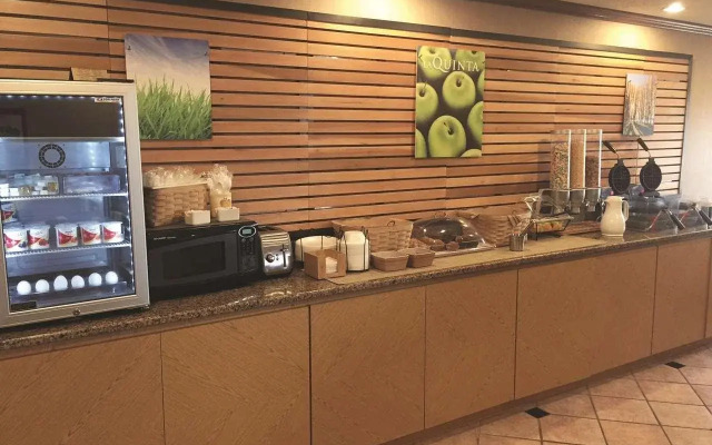 La Quinta Inn Milwaukee West Brookfield