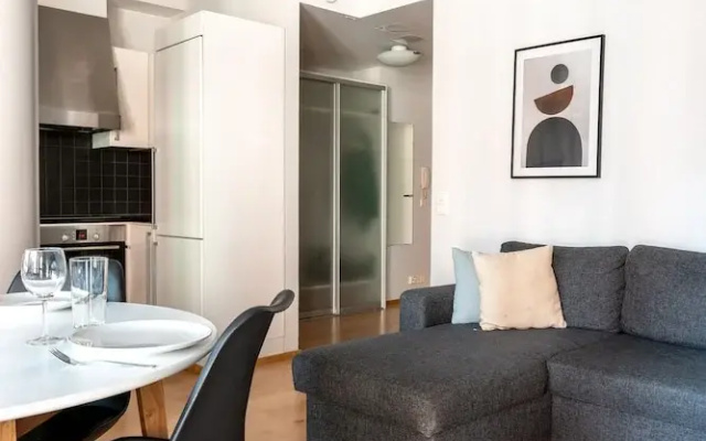 2ndhomes Stylish 1BR Apt w Sauna&Balcony