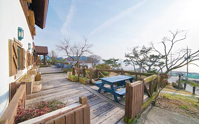 Yeosu Tirol Pension