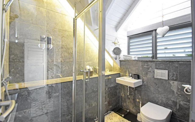 Deja Blue - Comfortable Beachfront condo