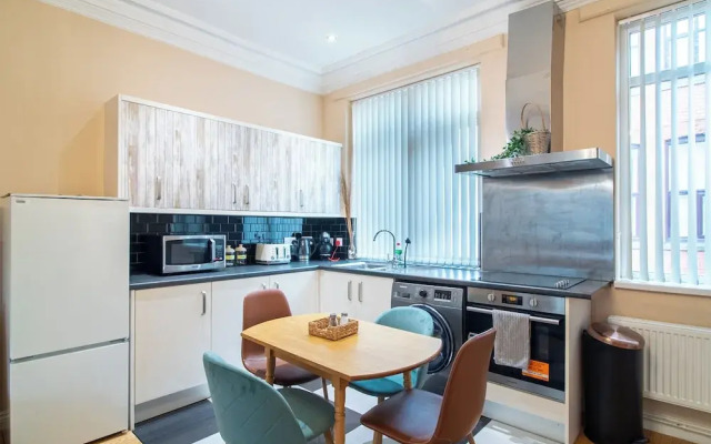 Creative & Cheerful Apartment by Avo in Sheffield