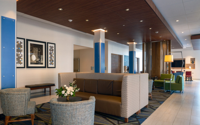 Holiday Inn Exp Stes Dtwn Arts District