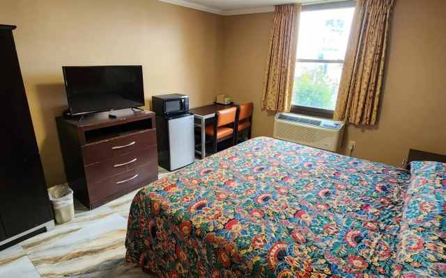 Townhouse Inn & Suites