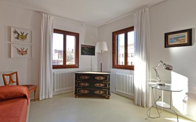 Venice Homes & Holidays Art District