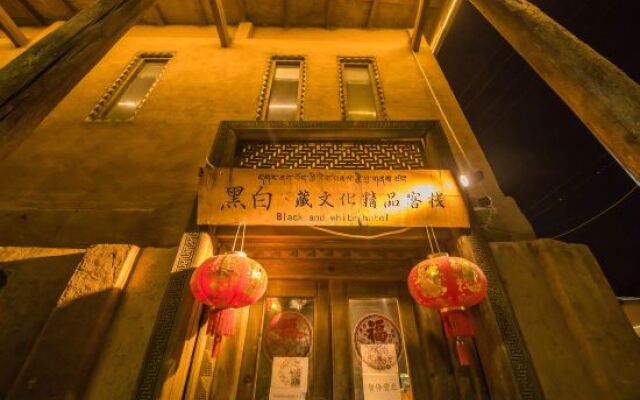 Black and White Tibetan Culture Boutique Inn