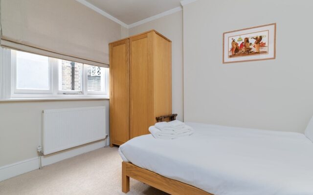 Luxury 2BR Flat in Knightsbridge W/patio, 4 Guests