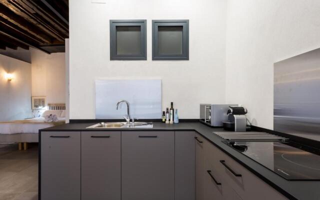 Oak & Sandstone Studio - Space Maison Apartments