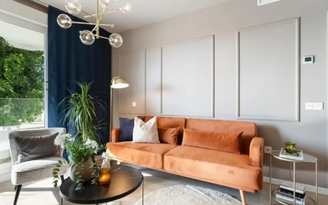 Brand new apartment with gym&rooftop pool.