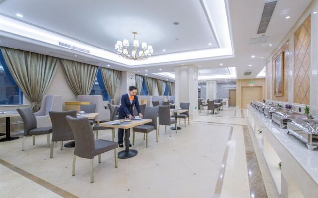 Vienna International Hotel (Huanggang Normal College Ruitian Plaza)