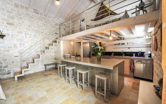 Leonora House