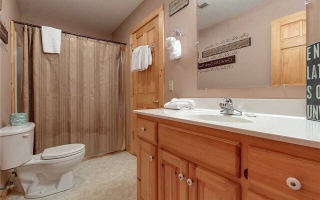 Americana 2 Bedroom Home with Hot Tub