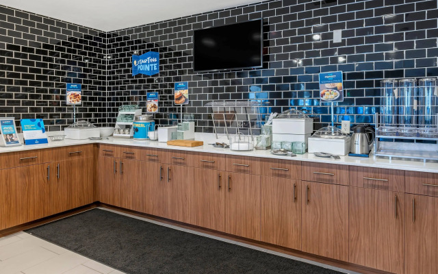 Clarion Pointe Indianapolis Airport
