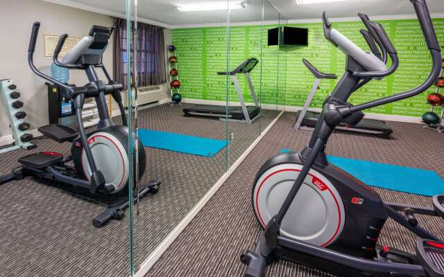 Super 8 by Wyndham The Woodlands North